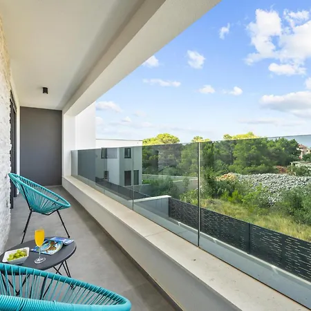 Awesome In Vikendica Srima